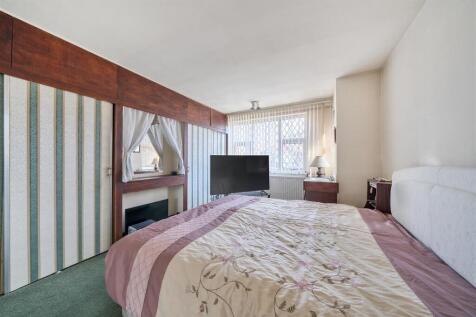Bedroom 1.jpg