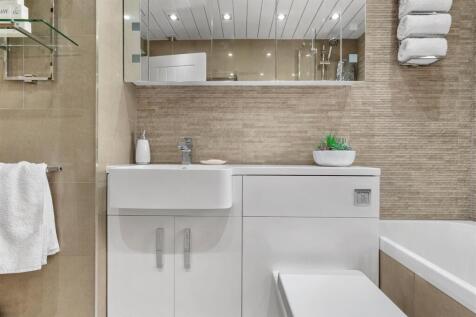 Bathroom (2).jpg