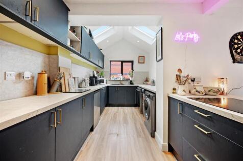 Kitchen (2).jpg