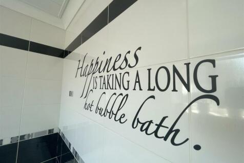 Bathroom (1st Floor)