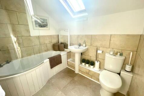 Bathroom (1st Floor)