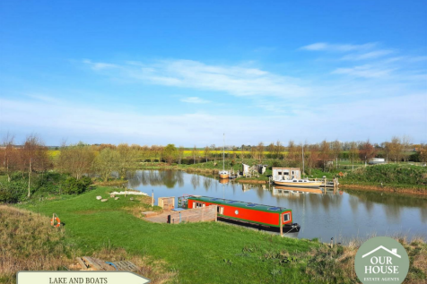 LAKE AND BOAT ACCOMMODATION