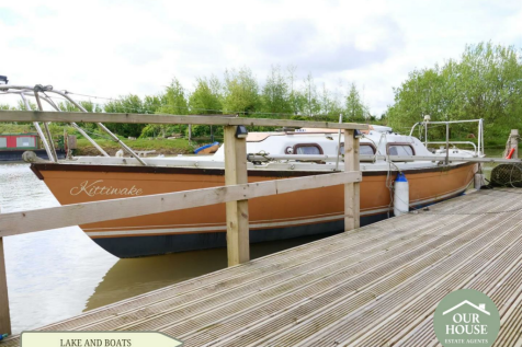 LAKE AND BOAT ACCOMMODATION