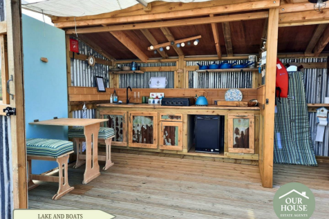 LAKE AND BOAT ACCOMMODATION