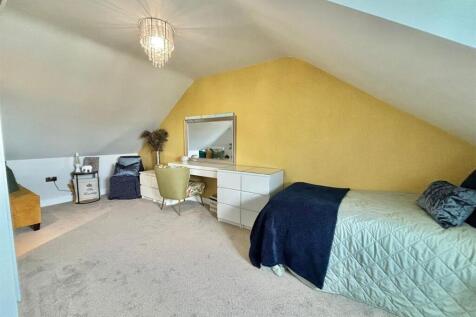 Master Bedroom (2nd Floor)