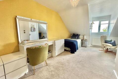 Master Bedroom (2nd Floor)