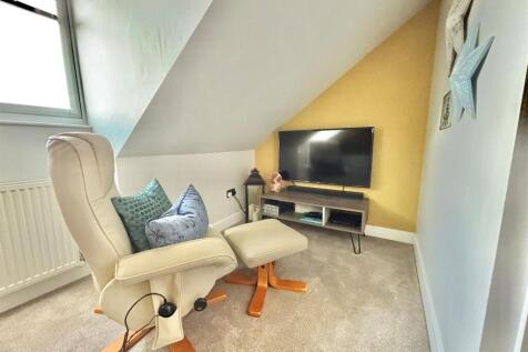 Master Bedroom (2nd Floor)
