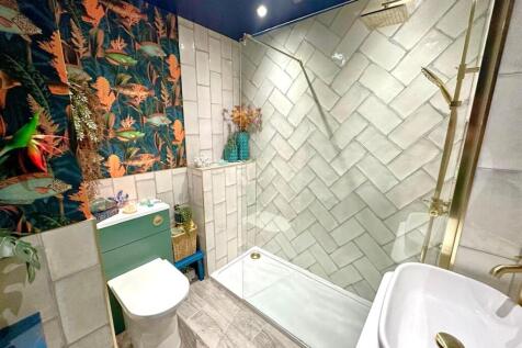 Bathroom (First Floor)