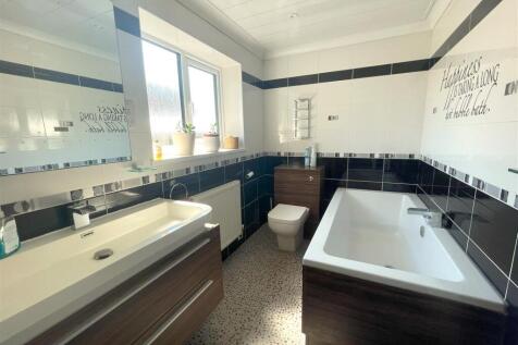 Bathroom (1st Floor)