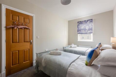 Hallgarth Court 16 Bedroom 2-2.jpg