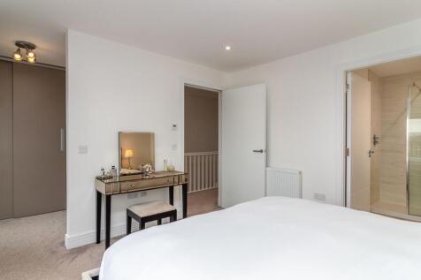 Principal bedroom/dressing area