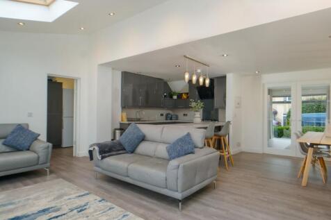 Open plan kitchen and dining room