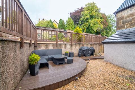 Side seating area
