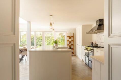Through to kitchen