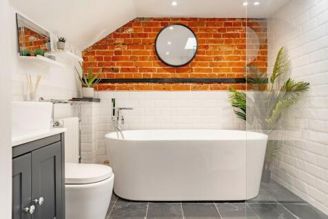 Stunning bath suite