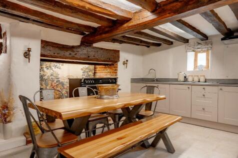 Eat-in kitchen
