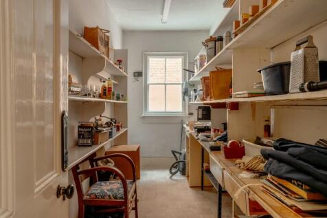 Pantry to WC
