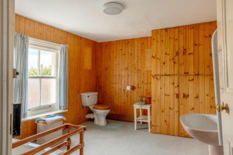 Spacious bathroom