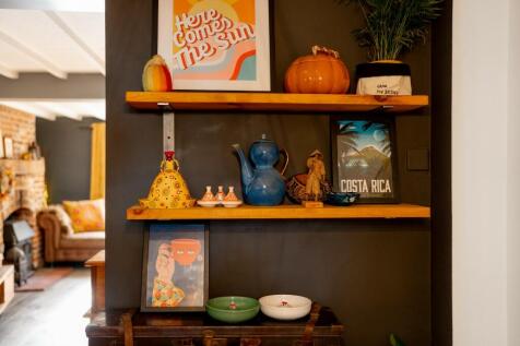 Striking decor