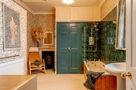 Bath suite