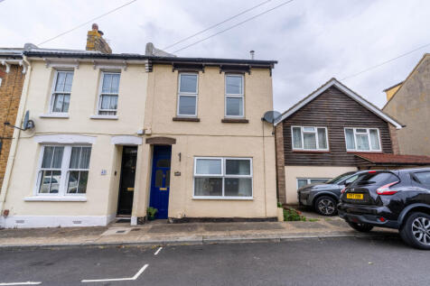 Wonderful 3-bedroom family home located a stones 