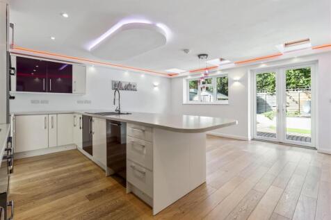 8 Courtlands Close-026.JPG