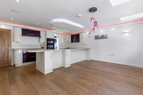 8 Courtlands Close-028.JPG