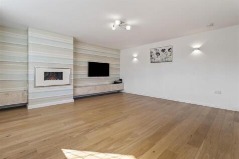 8 Courtlands Close-020.JPG