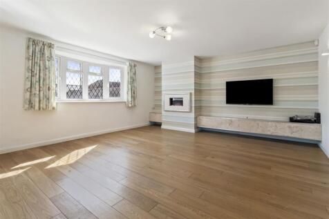8 Courtlands Close-019.JPG