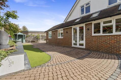 8 Courtlands Close-018.JPG