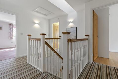 8 Courtlands Close-013.JPG