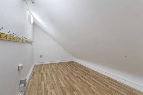 8 Courtlands Close-009.JPG