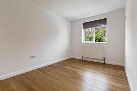 8 Courtlands Close-010.JPG