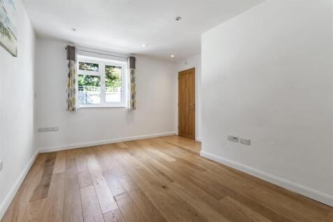 8 Courtlands Close-022.JPG