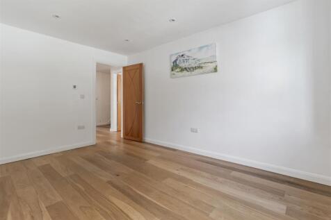 8 Courtlands Close-023.JPG