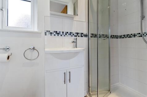 8 Courtlands Close-007.JPG
