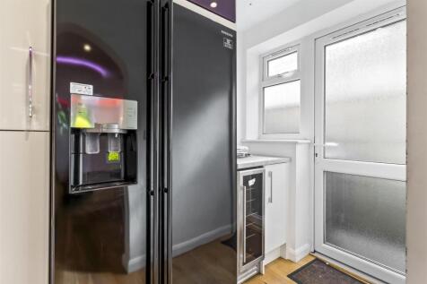 8 Courtlands Close-002.JPG
