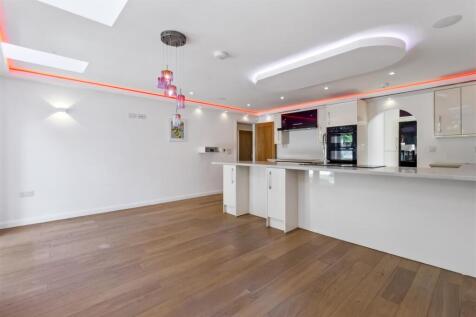 8 Courtlands Close-029.JPG