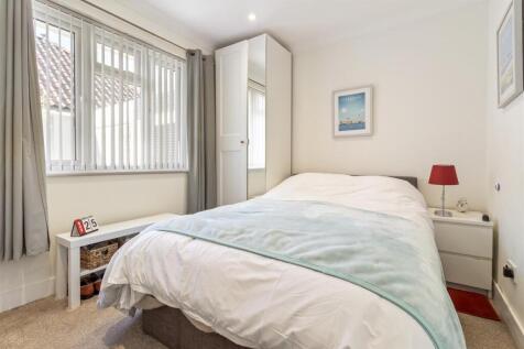 27 Thakeham Drive-007.JPG