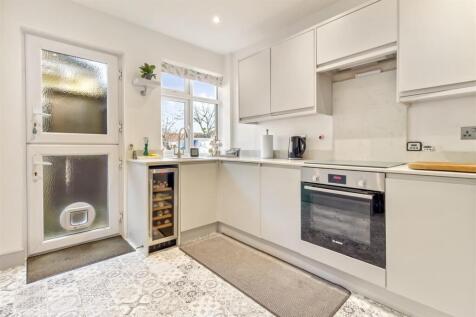 27 Thakeham Drive-012.JPG