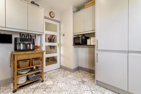 27 Thakeham Drive-014.JPG