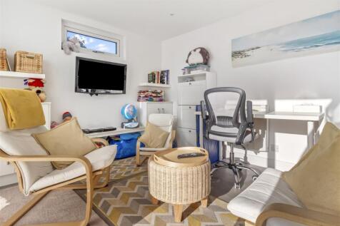 27 Thakeham Drive-024.JPG