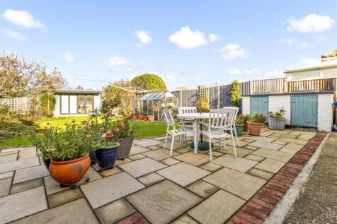 27 Thakeham Drive-020.JPG