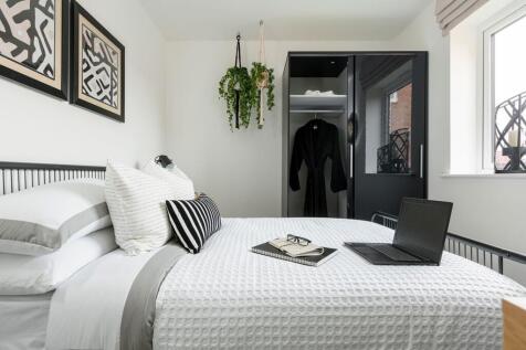 Double bedroom with space for storage