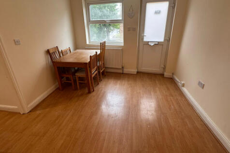 Well-presented one double bedroom flat situated i