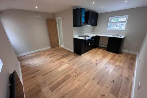 Gorgeous One Bedroom Flat For Rent In Fullwell Cr