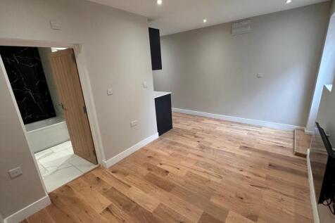 Self-contained studio Flat For Rent In the Fullwe