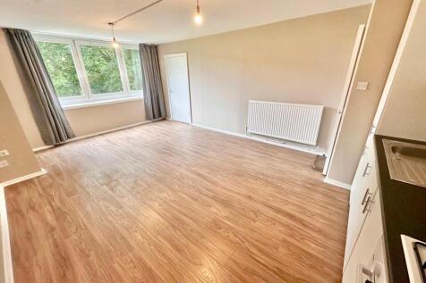 Well-presented three bedroom ground-floor flat fo
