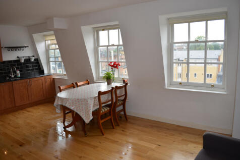 Fantastic three-bedroom flat on Stoke Newington C