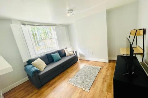 Charming 2-Bedroom Flat in Dalston with Private G